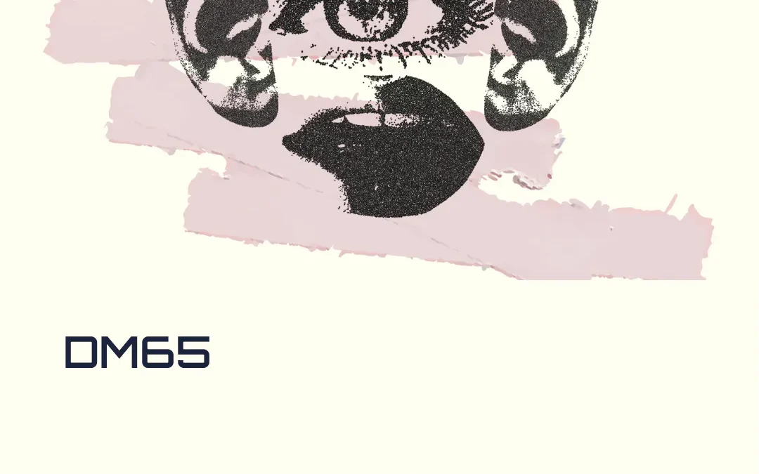 Composizione grafica con orecchie, un occhio e una bocca in stile collage su sfondo chiaro, accompagnata dalla scritta “DM65” e un pulsante “Leggi di più”. L’immagine fa riferimento alla comunicazione e all’ascolto nella formazione docenti, in linea con la didattica digitale, le metodologie didattiche innovative e l’uso di strumenti didattici digitali promossi dal DM 65.